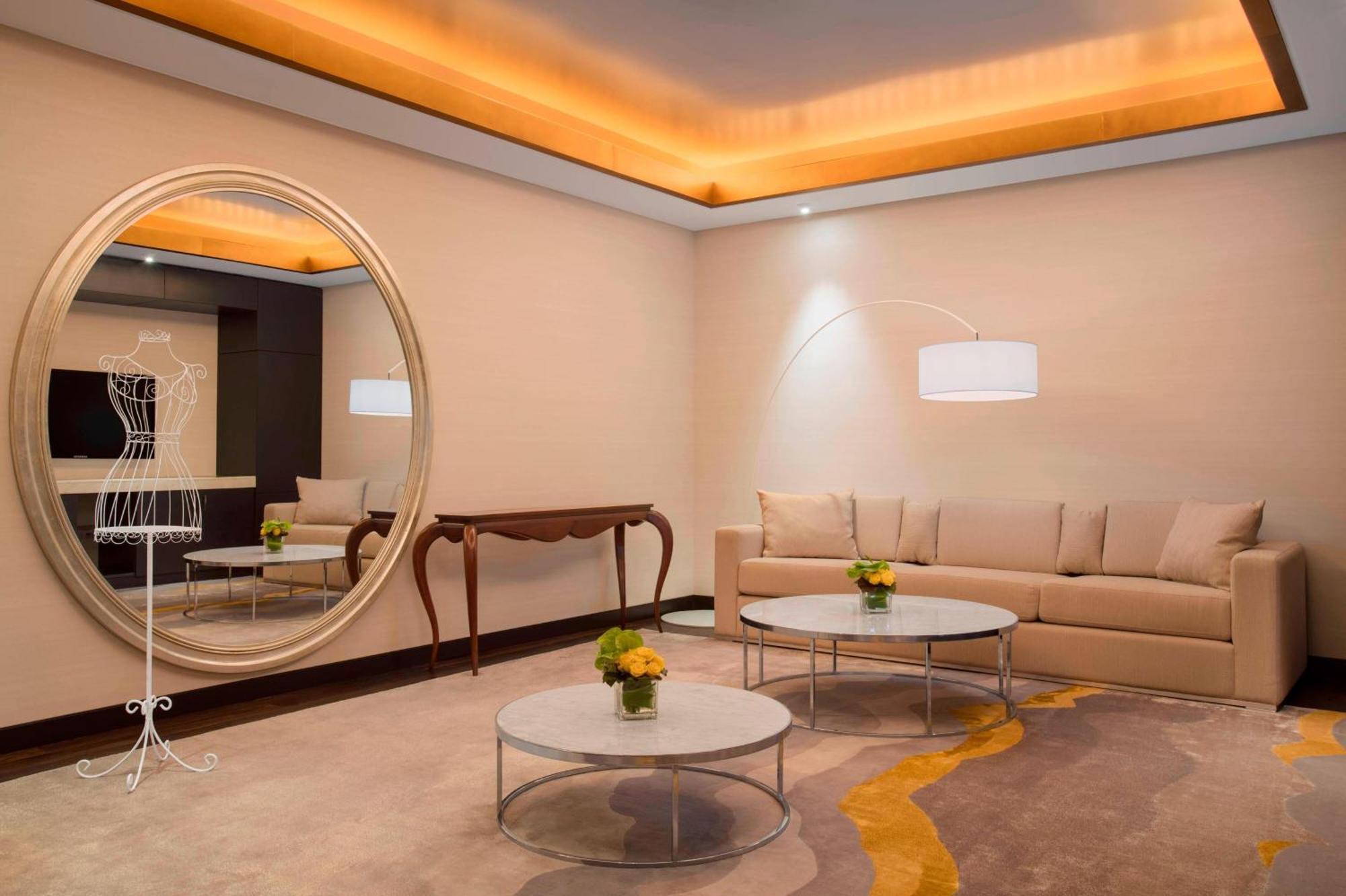 The Westin Doha Hotel & Spa Kültér fotó A suite at the hotel
