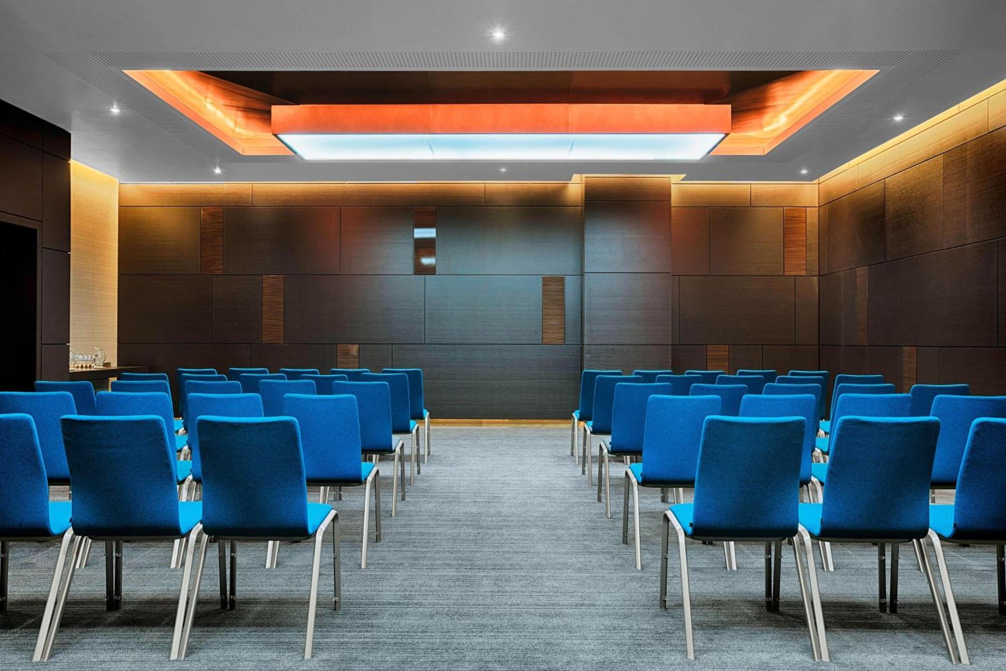 The Westin Doha Hotel & Spa Kültér fotó Meeting room